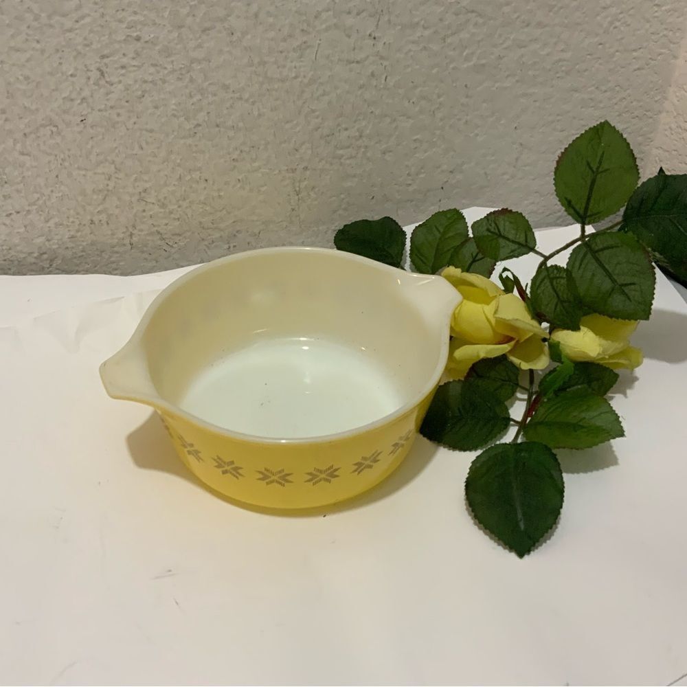 Vtg Pyrex Yellow 1 1/2 Pint Casserole/Baking Bowl "Town and Country" # 472 B1